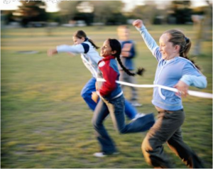 niños compitiendo carrera